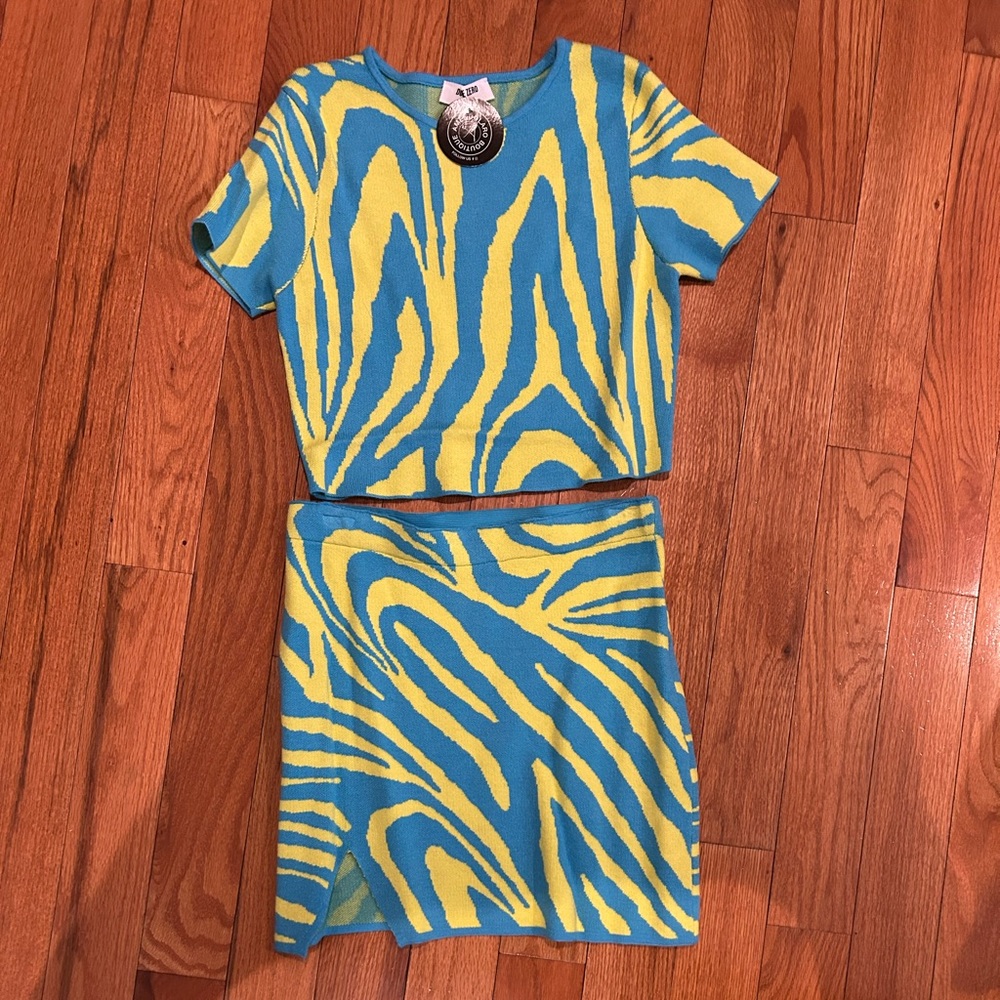 BRAND : DOUBLE ZERO two piece set size small!
